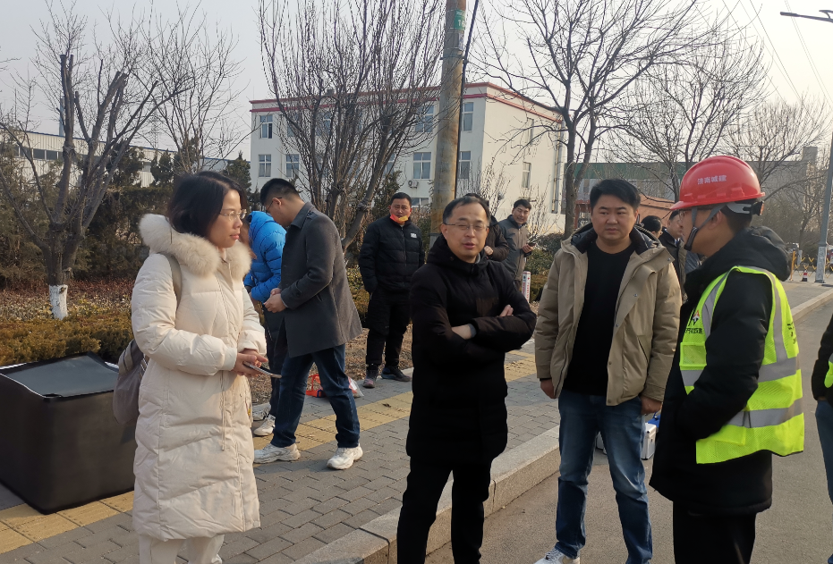 我院組織人員觀摩學(xué)習(xí)管線清淤全過程